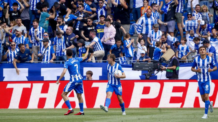 Los jugadores del Alavés celebran el gol de Toni Martínez ante el Mallorca