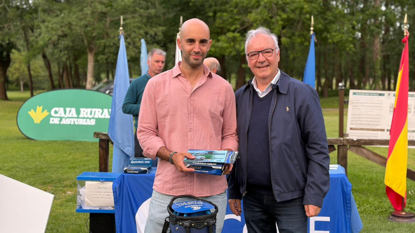 Daniel Otero, director de COPE Asturias y COPE Galicia, junto a uno de los ganadores