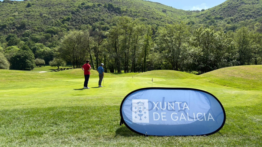 Jugadores del circuito de golf de COPE Asturias durante el recorrido en el campo de La Barganiza