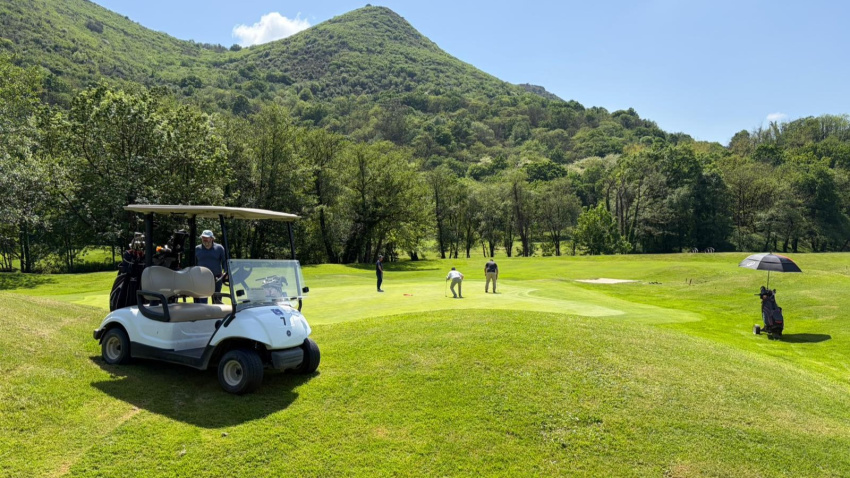 Jugadores del circuito de golf de COPE Asturias en pleno recorrido del campo