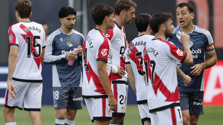 Los jugadores del Rayo Vallecano protestan una decisión arbitral