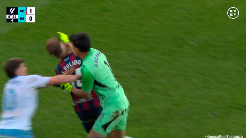 Momento del puñetazo de Andrada a Pulido en el Huesca-Zaragoza