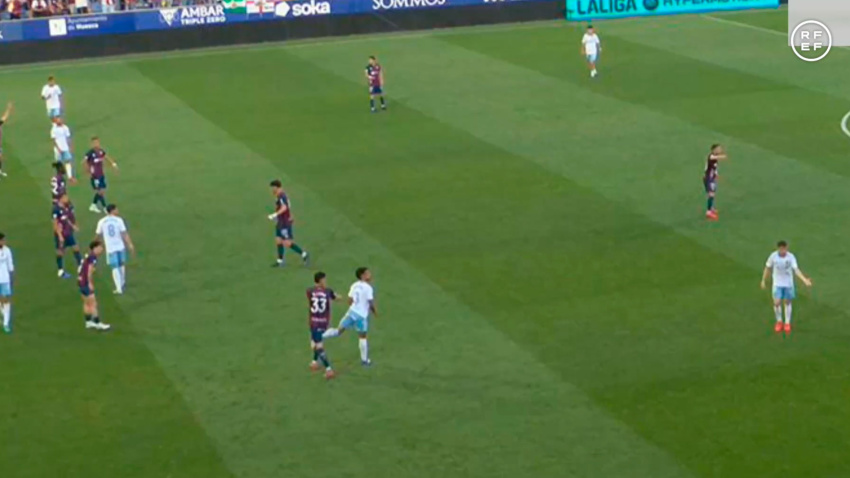 Momento de la agresión de Tasende a un jugador del Huesca