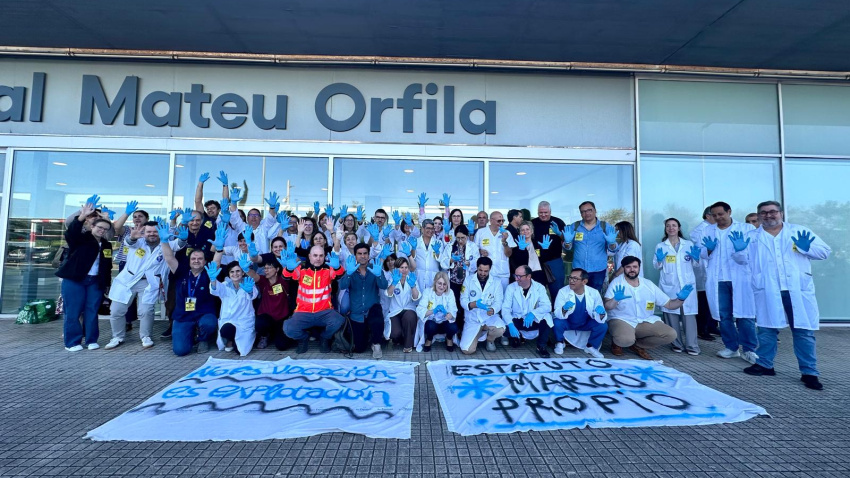 Concentración de médicos ante el Hospital Mateu Orfila