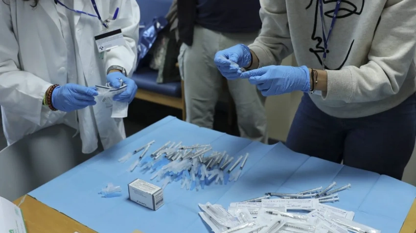 Enfermeras preparan dosis de vacunas