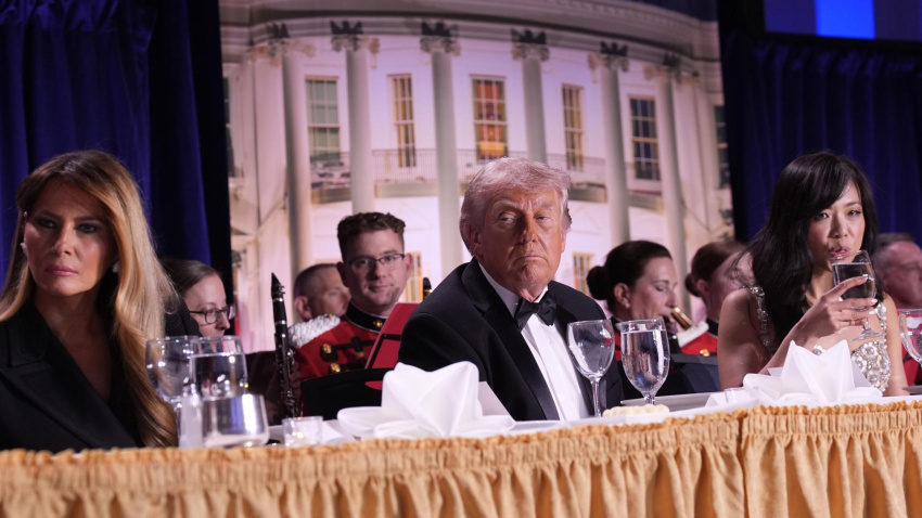 Donald Trump, presidente de Estados Unidos, en la cena de corresponsales instantes antes de tener que ser evacuado por sufrir un ataque con disparos