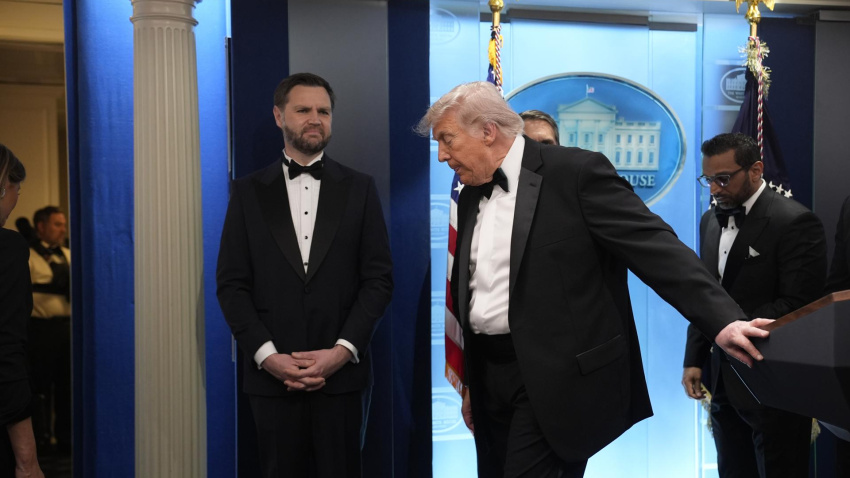 El presidente estadounidense Donald Trump (C-R) sale de la sala de prensa de la Casa Blanca después de que un tiroteo en las afueras del salón de baile del hotel Washington Hilton, donde se celebraba la cena de corresponsales de la Casa Blanca, provocara el aplazamiento del evento en Washington, DC, EE. UU.