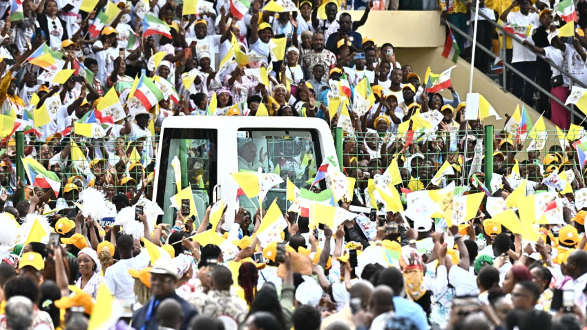 El Papa León XIV llega para dirigir la Santa Misa en el Estadio de Malabo, Guinea Ecuatorial