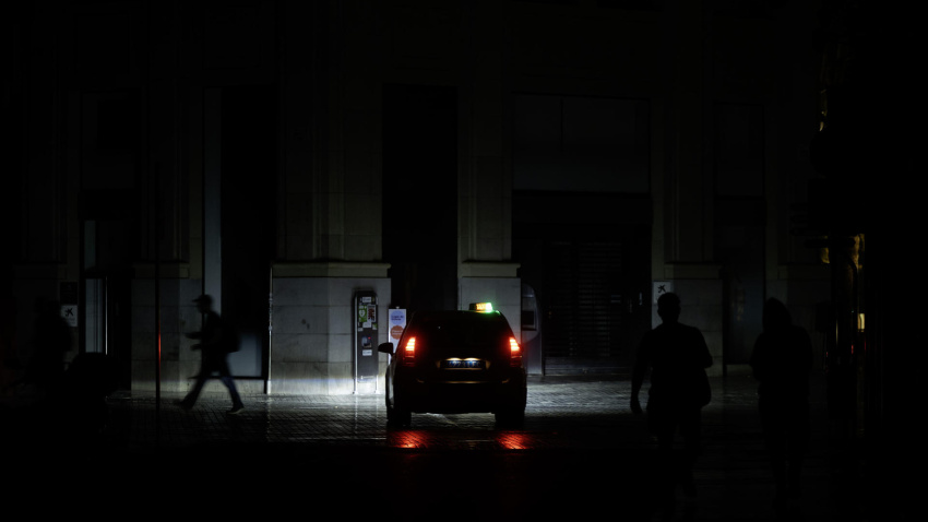 Personas caminan por una calle del centro durante un apagón en Andalucía