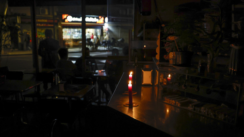 Algunos establecimientos con luz y otros sin ella esta noche en Barcelona, tras el apagón eléctrico que ha afectado a España y que ha dejado sin servicio el metro, el tranvía y todas las líneas de ferrocarril en Barcelona, y sin red de teléfonos móviles ni internet