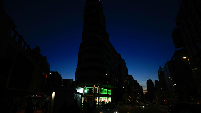 Fotografía de la Gran Vía sin luz durante el apagón masivo del sistema eléctrico en Madrid