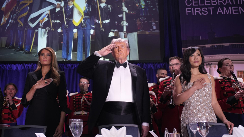 La primera dama Melania Trump, el presidente de Estados Unidos, Donald Trump, y la corresponsal principal de la Casa Blanca de CBS News, Weijia Jiang, participan en la cena de la Asociación de Corresponsales de la Casa Blanca en Washington, DC, Estados Unidos.
