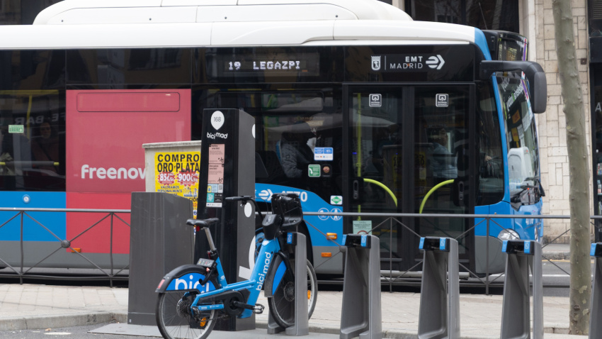 Autobús circula por las calles de Madrid