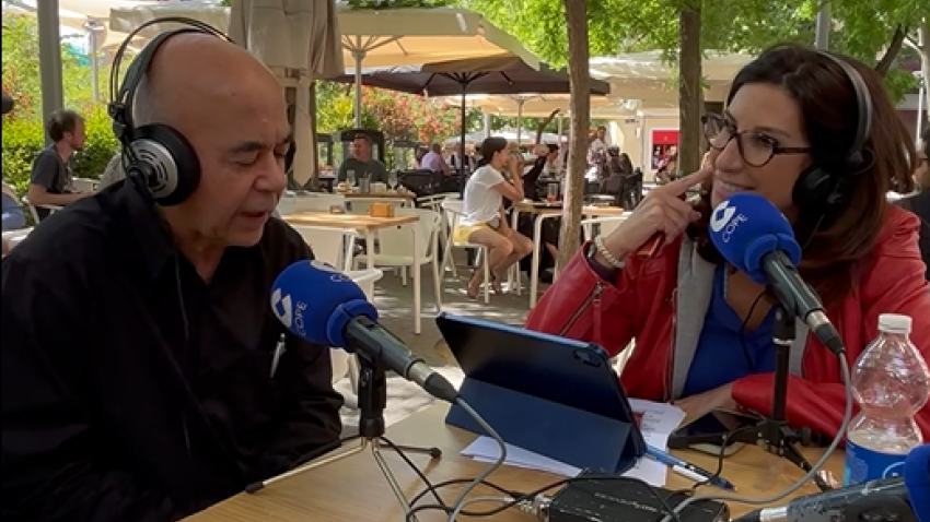 Pilar García de la Granja y Miguel Antonio en la terraza de la Plaza de Olavide de Madrid