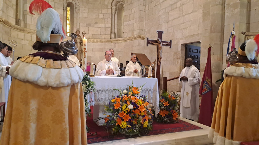 Don Juan Carlos Elizalde oficiando la misa pontifical en la Basílica de Armentia