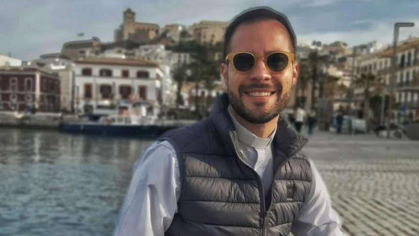 El cura influencer Fidel Gómez Leal en la España rural