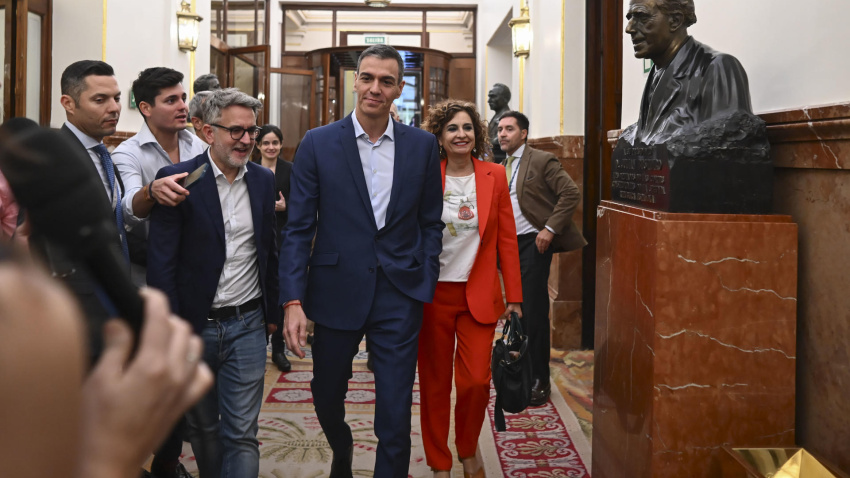 El presidente del Gobierno, Pedro Sánchez (c)