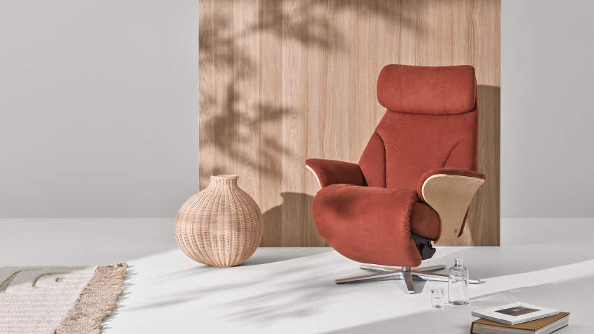 Stressless® Adam Power: Tela Dinamica Brandy, Reposabrazos Madera Oak y Base Sirius Brushed Aluminio.