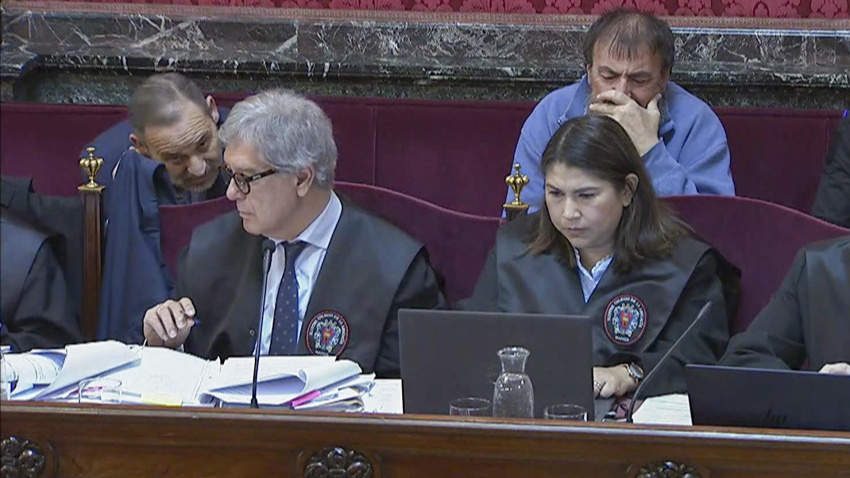 El exministro y exdiputado José Luis Ábalos (i) y su exasesor Koldo García (d-detrás), asisten a la sesión de este lunes en el Tribunal Supremo, donde dos mandos de la Unidad Central Operativa (UCO) de la Guardia Civil han defendido su tesis de que el empresario Víctor de Aldama tenía "a sueldo" a Ábalos a través de Koldo García, que cobraba "de manera regular" y gestionaba su patrimonio