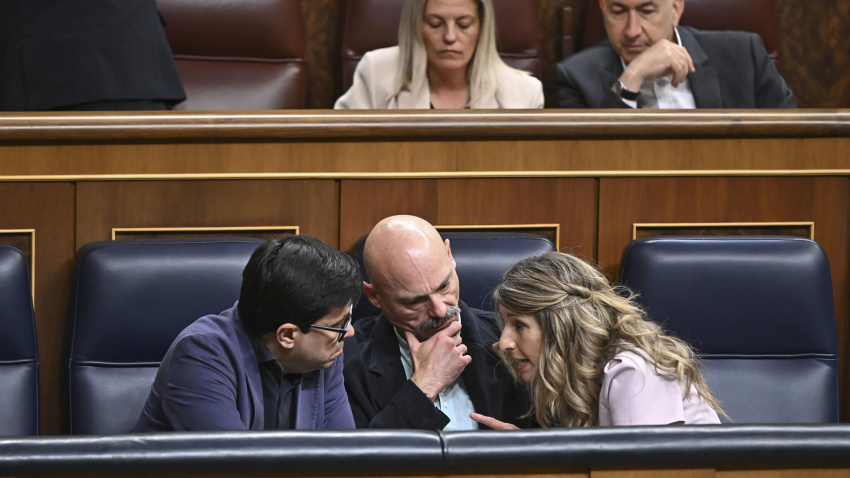 La vicepresidenta segunda y ministra de Trabajo y Economía Social, Yolanda Díaz (d), conversa con los diputados de Sumar Txema Guijarro (c) y Gerardo Pisarello (i)