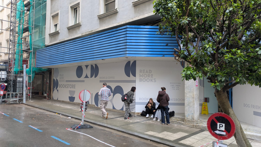 Algunas fachadas de la calle han sufrido cambios estéticos para adaptarse a la serie