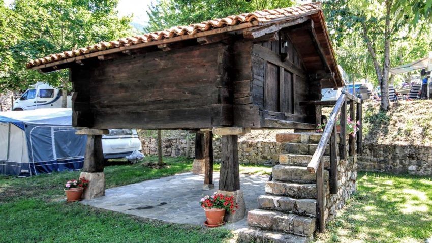 El Hórreo del camping "La Viorna" es una joya arquitectónica perfectamente conservada