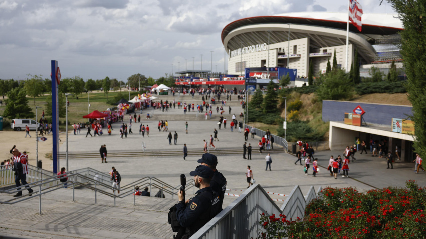 Los aficionados llegan a las proximidades del Metropolitano antes del partido que enfrenta al Atlético de Madrid y al Arsenal