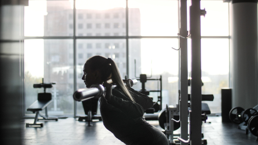 Mujer de mediana edad haciendo ejercicio en el gimnasio.