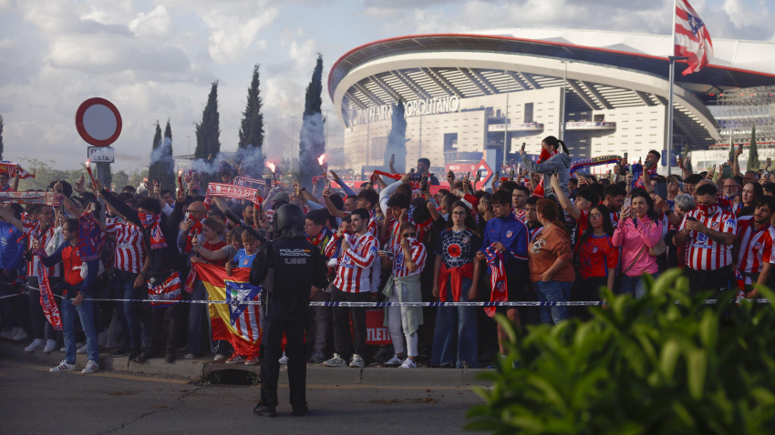 Seguidores del Atlético de Madrid esperan la llegada del autobús del equipo al estadio Metropolitano, cmomentos antes del partido que enfrenta al Atlético de Madrid y al Arsenal