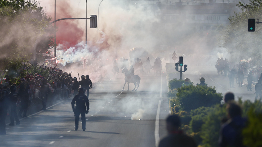 Recibimiento de los seguidores del Atlético de Madrid al autobús del equipo en los exteriores del Metropolitano