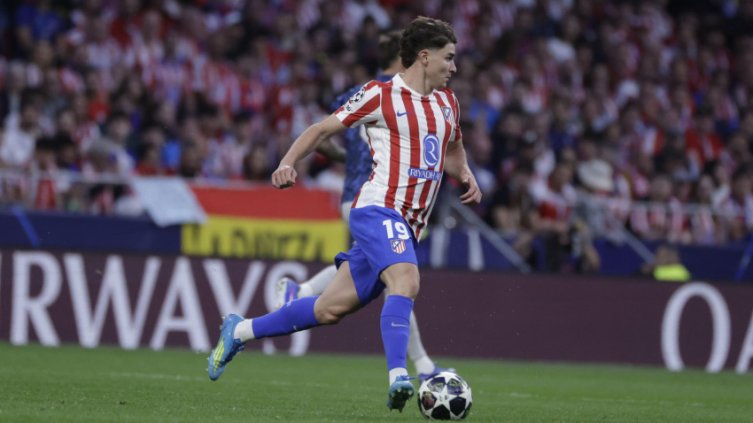 Julián Álvarez conduce el balón durante el Atlético - Arsenal