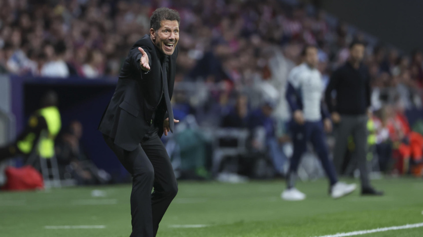 Simeone da instrucciones a sus jugadores durante el Atlético - Arsenal