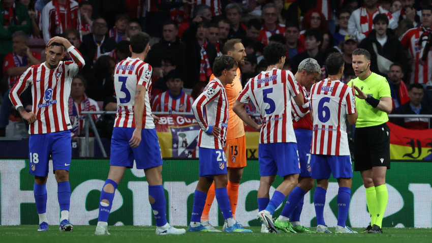 Los jugadores del Atlético protestan el penalti señalado por Danny Makkelie