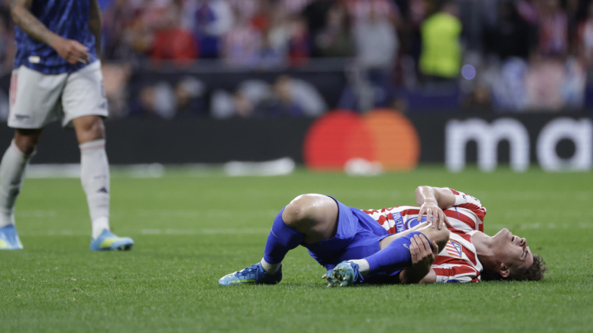 Julián Álvarez se duele durante el Atlético - Arsenal