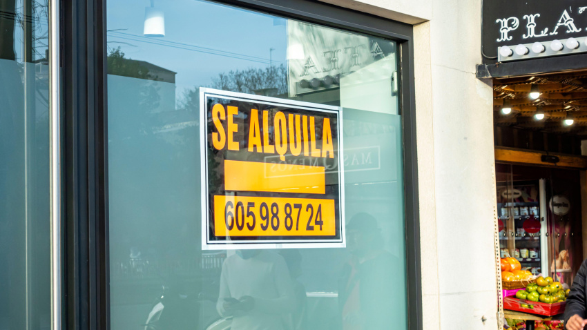 Se alquila, cartel disponible para alquilar con espacio para texto, en el edificio de la casa en el casco antiguo de Madrid.