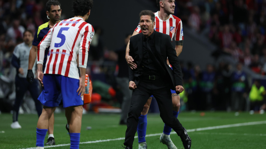 Diego Pablo Simeone celebrando el gol de Julián Álvarez durante el Atlético - Arsenal