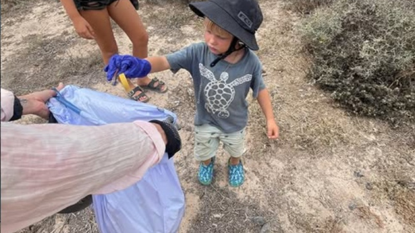 Niño recogiendo basura en una playa de Fuerteventura