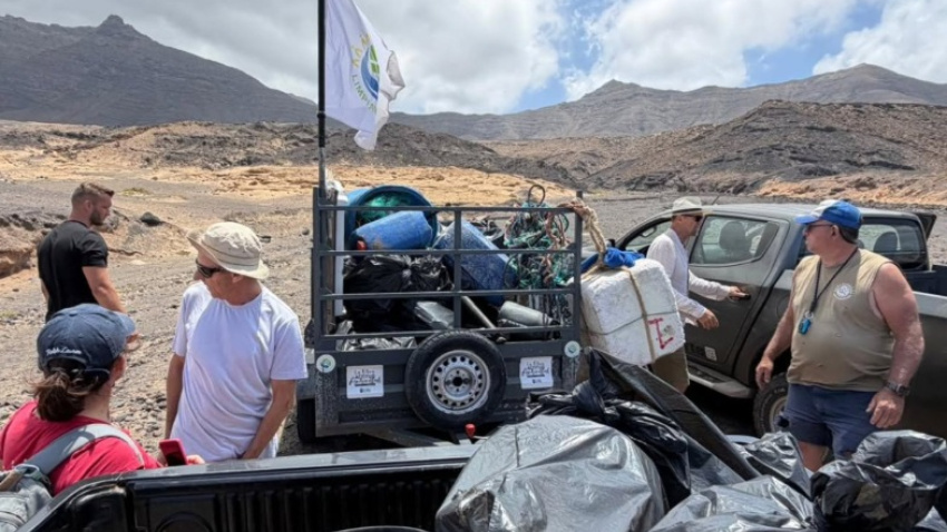 Una de las batidas de limpieza que organiza la asociación Limpiaventura en Fuerteventura