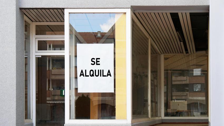 vacancy sign in spanish shop or store window reads se alquila which translates as for rent