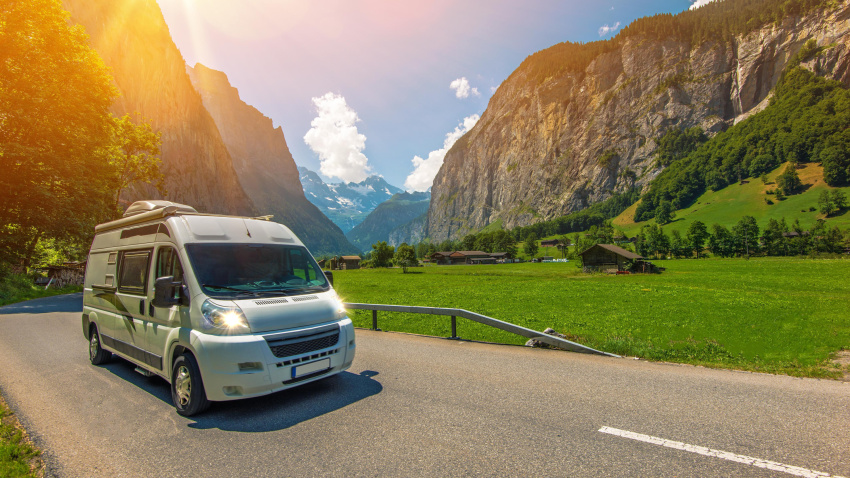 Autocaravana de clase B en la región europea de Jungfrau, en Suiza.