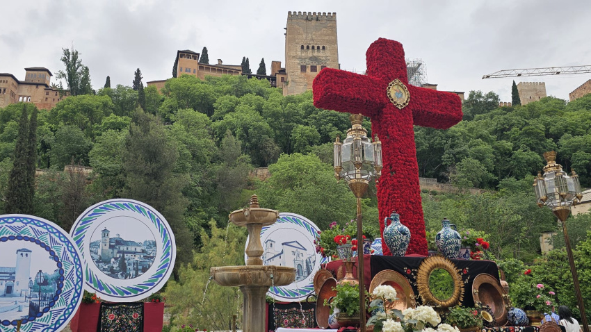 Cruz de la Cofradía de la Aurora (Paseo del Padre Manjón, también conocido como el Paseo de los Tristes). Primer premio en la Categoría de Calles y Plazas.