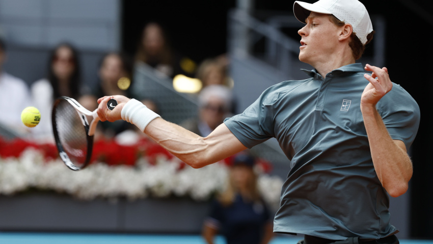 El tenista italiano Jannik Sinner devuelve una bola al tenista alemán Alexander Zverev,