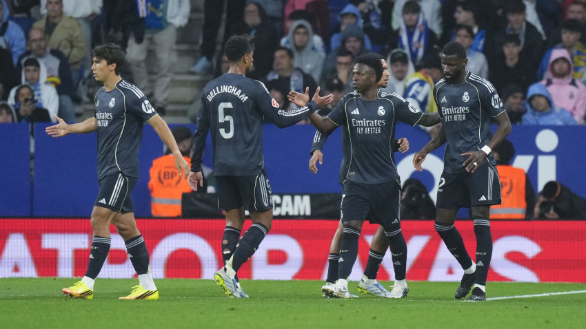El delantero del Real Madrid Vinicius Junior (2-d) celebra con sus compañeros tras marcar el 0-1