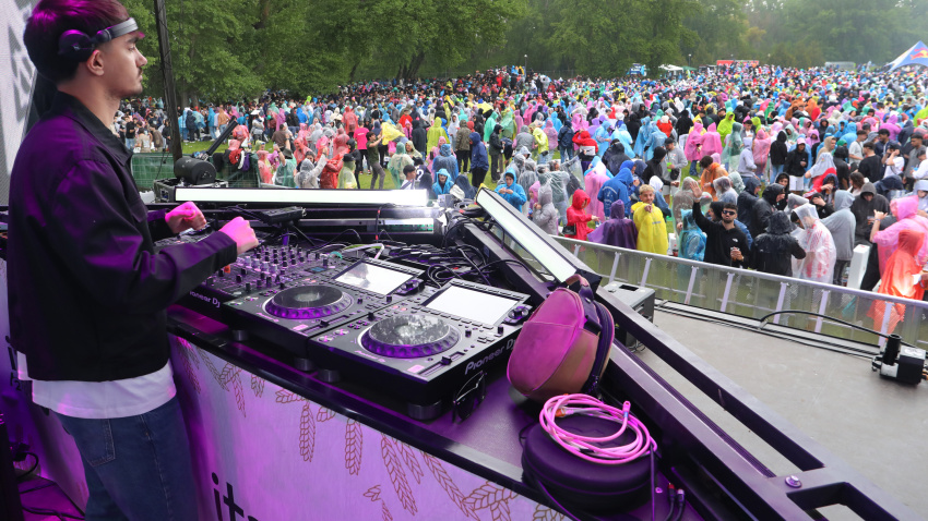 Miles de jóvenes de la Comunidad se dieron cita el año pasado en el parque Ribera Sur de la capital palentina para celebrar la ITA, a pesar de la lluvia caida a mediodía
