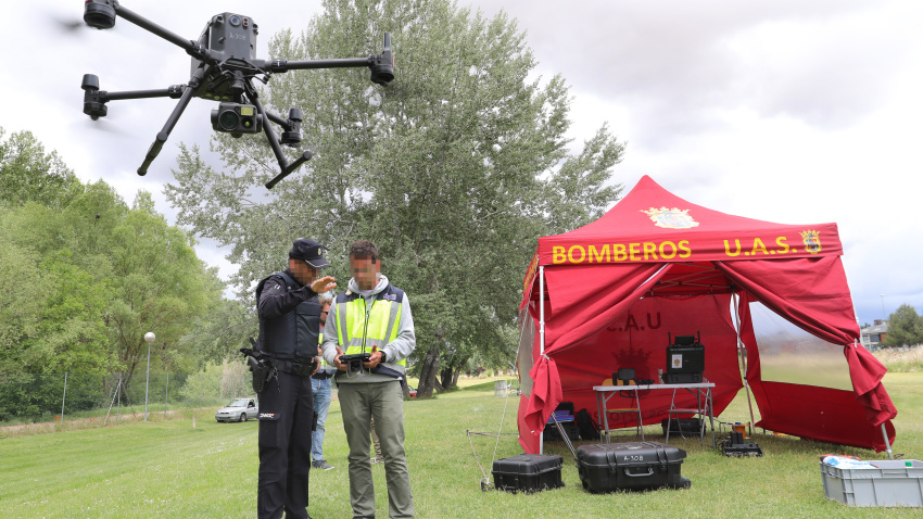Dron de vigilancia en la macrofiesta universitaria de la ITA, que se celebra en el Parque Ribera Sur de Palencia