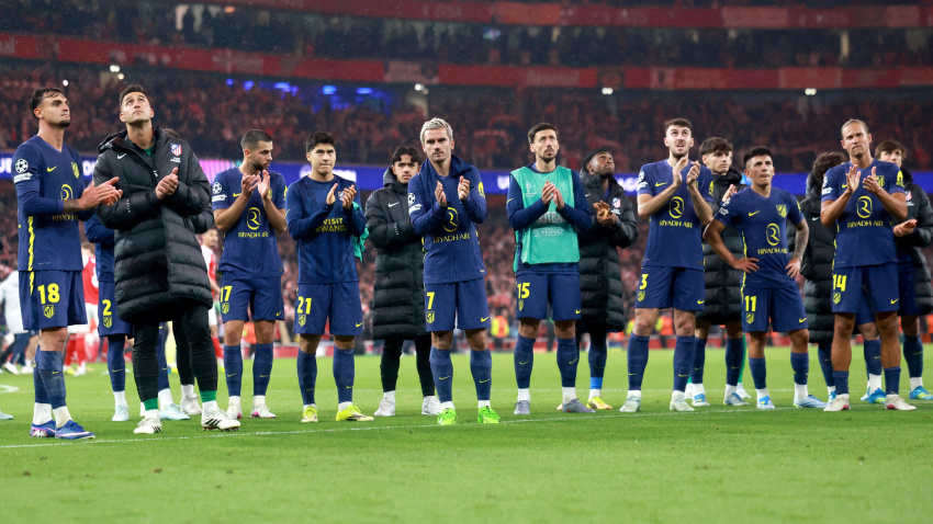 Los jugadores del Atlético de Madrid aplauden a su afición después de caer contra el Arsenal