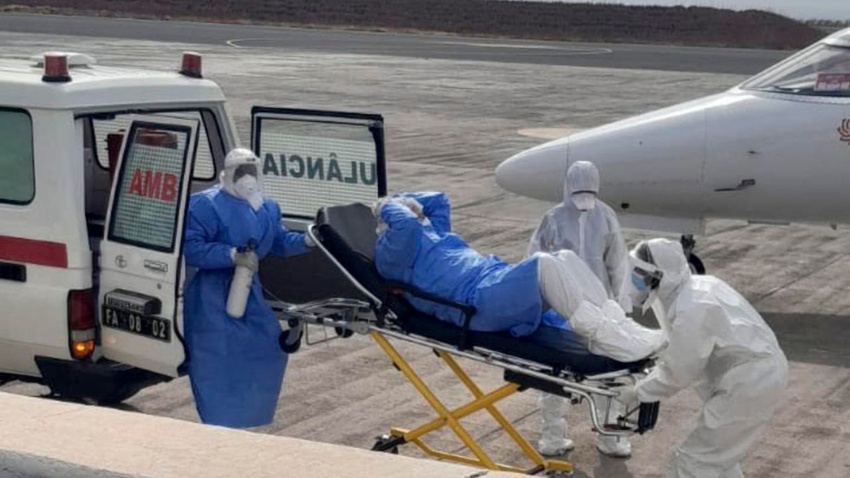Fotografía publicada en la red social X por el director General de la Organización Mundial de la Salud (OMS), Tedros Adhanom, de la evacuación de tres pacientes sospechosos de casos de hantavirus del barco para recibir atención médica en los Países Bajos en coordinación con el operador del barco y las autoridades nacionales de Cabo Verde, el Reino Unido, España y los Países Bajos