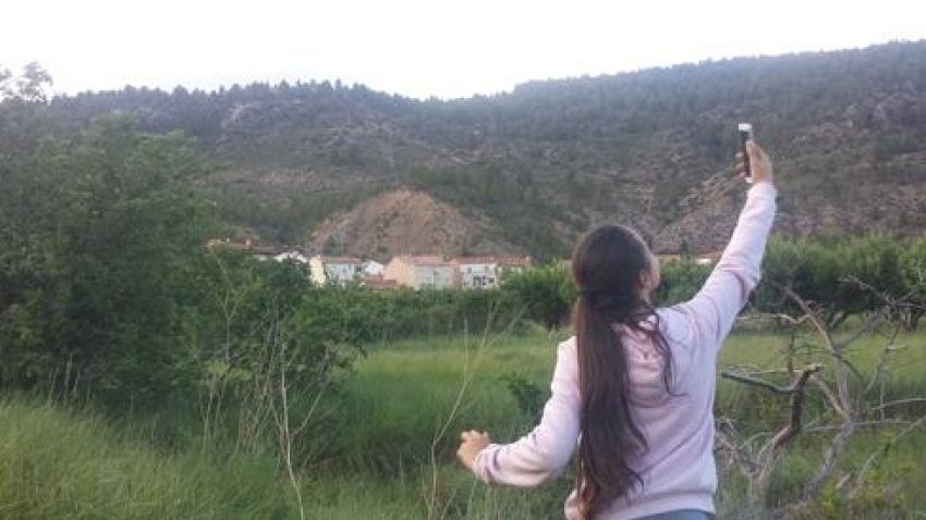 Buscando cobertura móvil en un pueblo