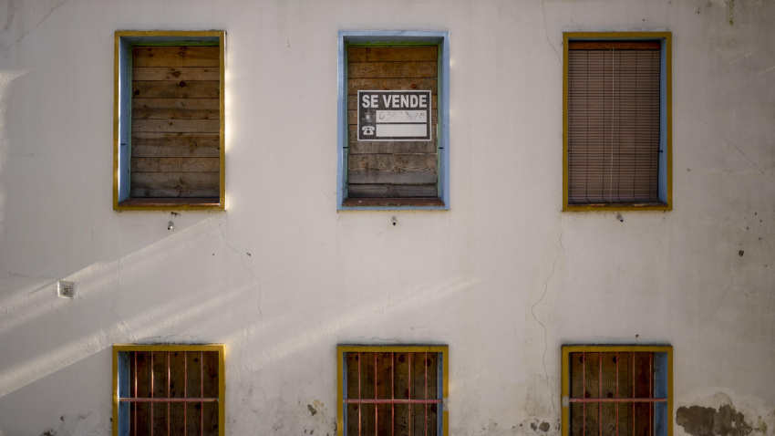 Un cartel de se vende en la ventana de un piso en Ourense