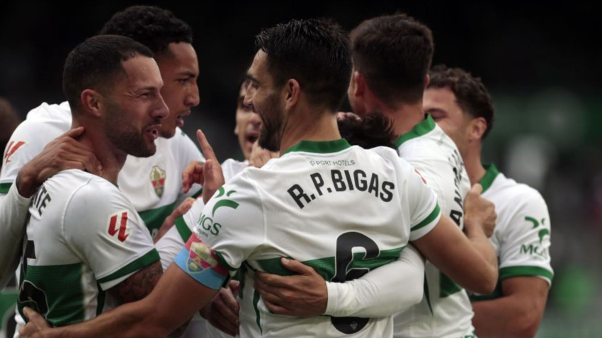 Los jugadores del Elche celebran el gol de Víctor Chust contra el Getafe